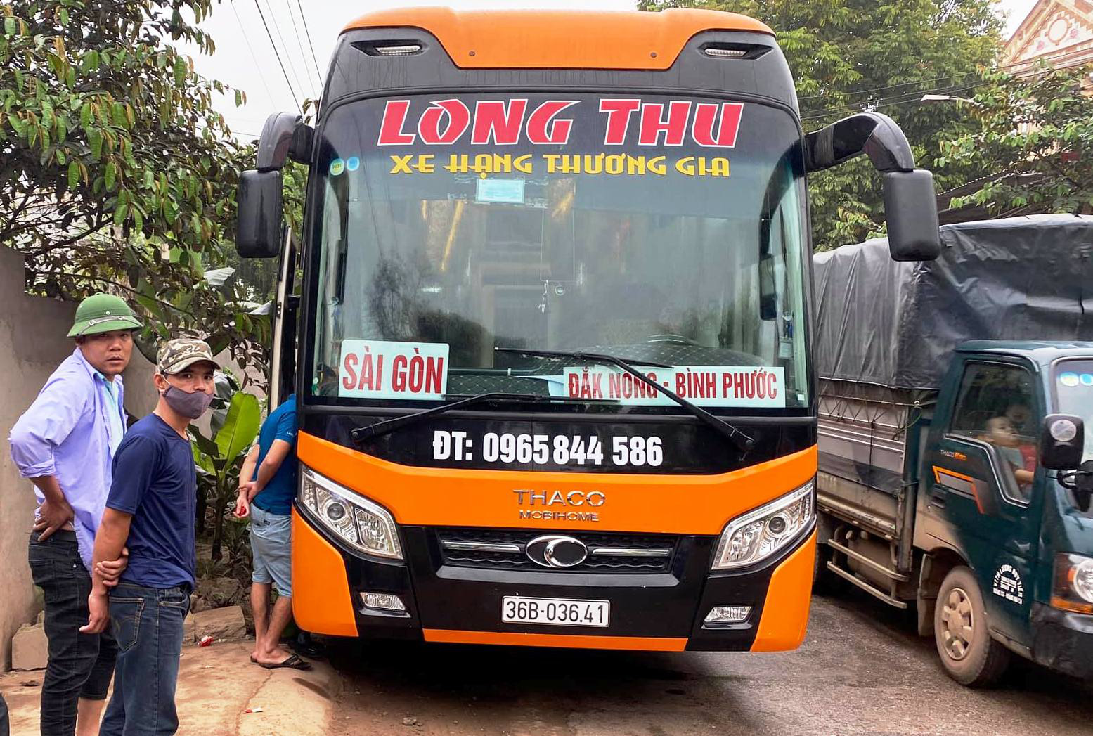 Lờ lệnh cấm, 3 xe kh&aacute;ch vẫn chở h&agrave;ng chục người v&agrave;o Nam trong dịch Covid-19 - Ảnh 1.