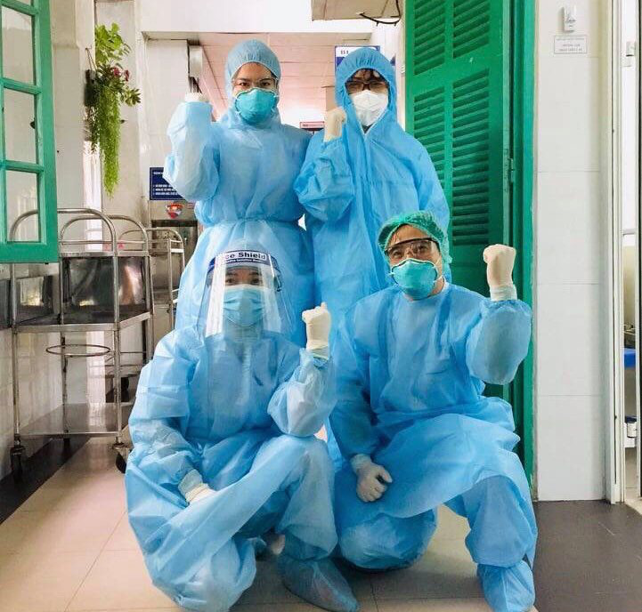 Bác sĩ Bệnh viện Xanh Pôn vui mừng sau khi gỡ bỏ phong tỏa vì có bệnh nhân Covid-19 tới thăm con - Ảnh 1.
