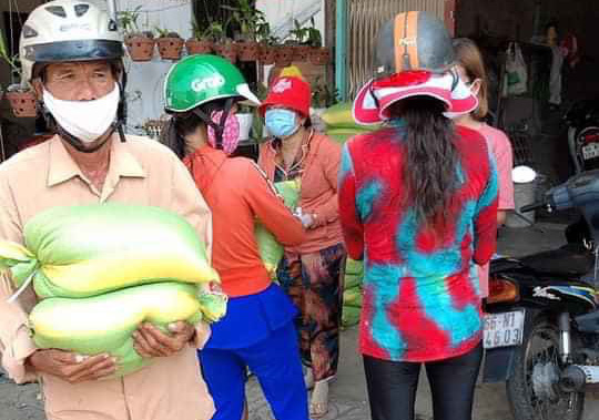 Thơm thảo những tấm l&ograve;ng hướng đến người b&aacute;n v&eacute; số ngh&egrave;o - Ảnh 2.