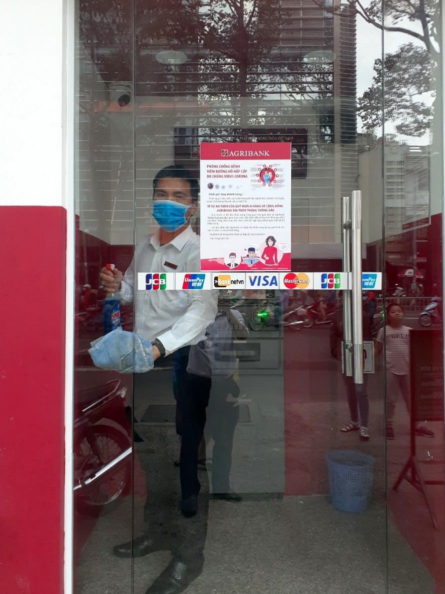 Mu&ocirc;n kiểu ph&ograve;ng chống dịch Covid-19 ở c&aacute;c ng&acirc;n h&agrave;ng - Ảnh 2.