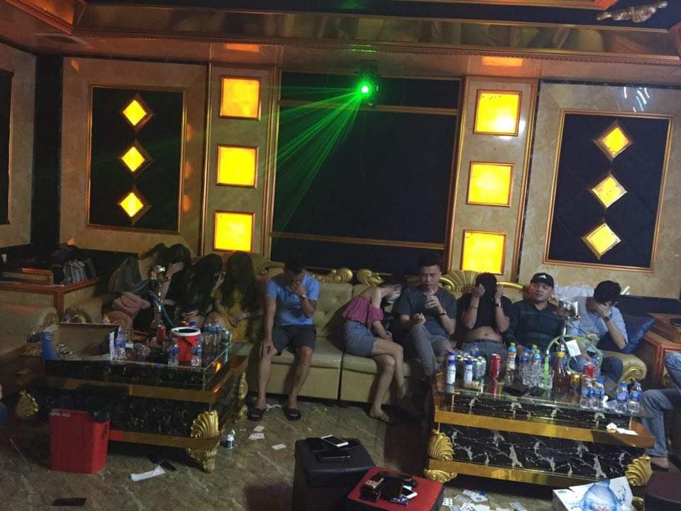 Khởi tố 1 bị can trong vụ 76 nam thanh, nữ t&uacute; bay, lắc trong qu&aacute;n karaoke đ&oacute;ng cửa - Ảnh 1.
