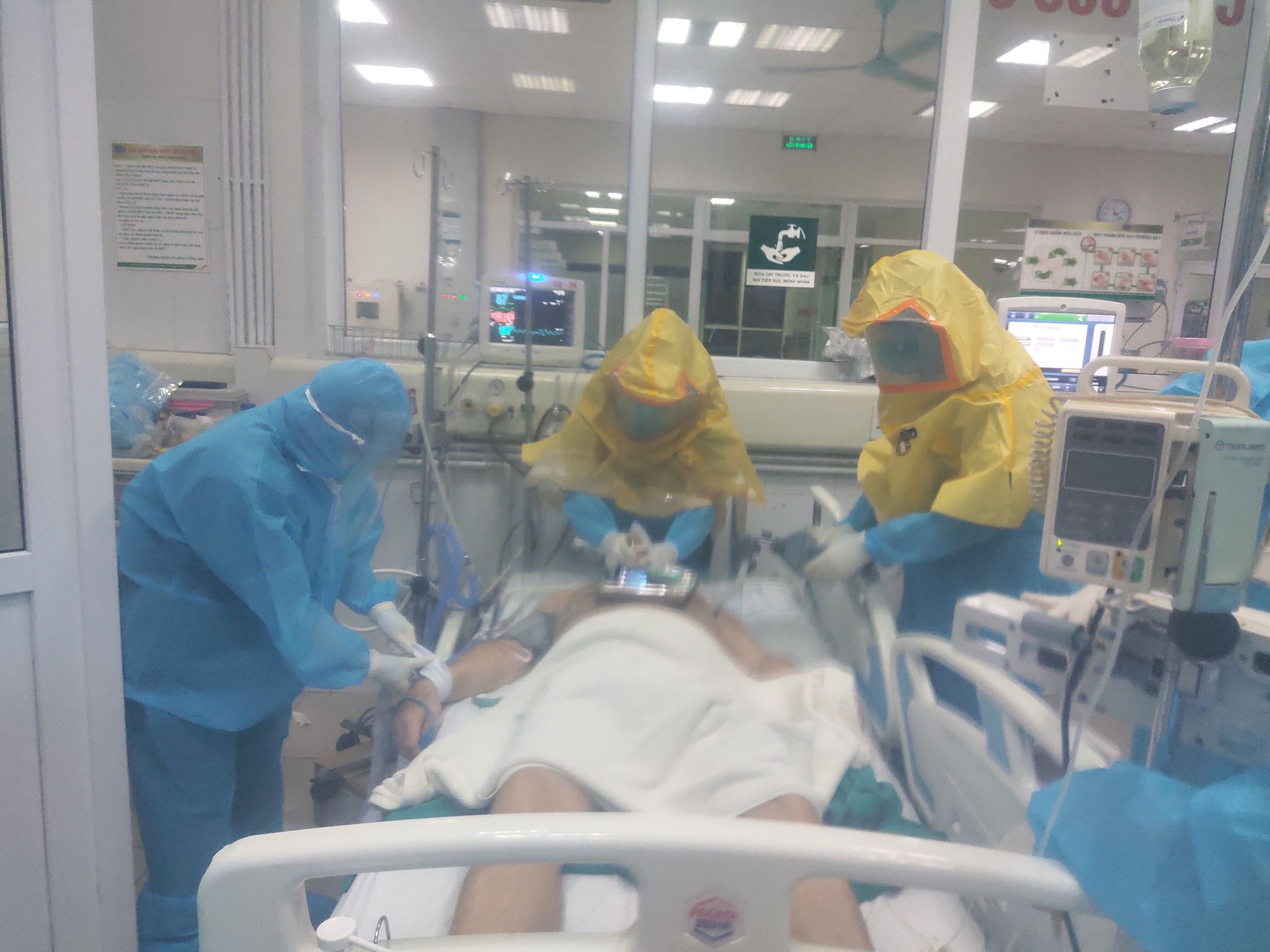 NÓNG: 2 bệnh nhân Covid-19 rất nặng đã âm tính với SARS-CoV-2 - Ảnh 1.
