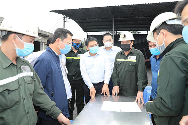 6 công nhân Tổng công ty Đông Bắc mắc kẹt do tụt vỉ chống lò, 3 người bị thương nặng