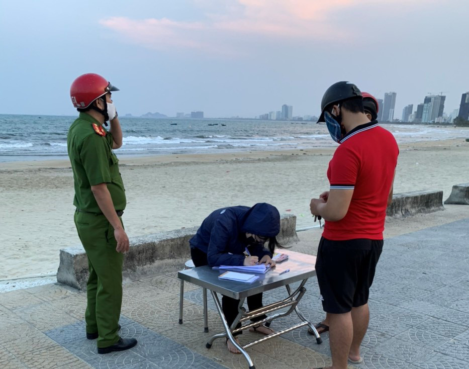 Đà Nẵng: Phạt 12 người không đeo khẩu trang khi đi chợ, đi biển