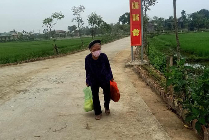 Mẹ liệt sĩ gần 90 tuổi đi bộ mang 5 kg gạo và rau tới điểm cách ly Covid-19 để ủng hộ