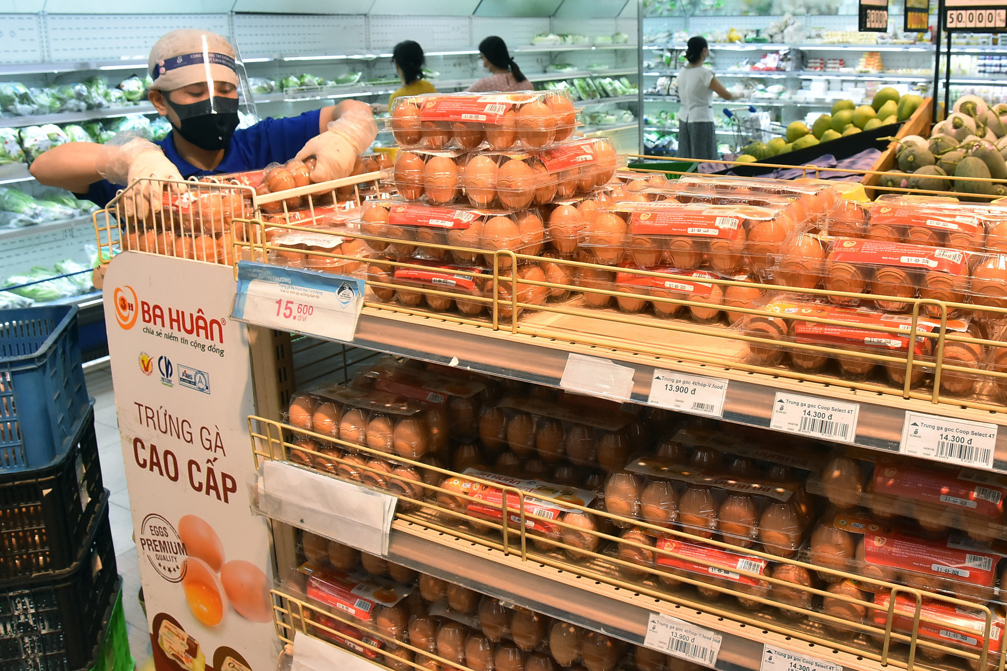 Ph&oacute;ng sự ảnh: H&agrave;ng h&oacute;a đầy ắp si&ecirc;u thị trước thời khắc c&aacute;ch ly to&agrave;n x&atilde; hội - Ảnh 11.