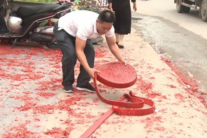 Khởi tố vụ án đốt pháo tại đám cưới ở Sóc Sơn - Ảnh 1.