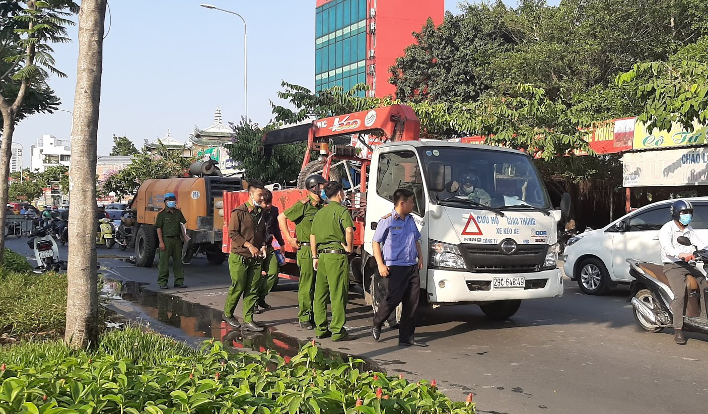 CLIP: Hiện trường vụ xe tải cán chết người ở quận 2, TP HCM - Ảnh 2.