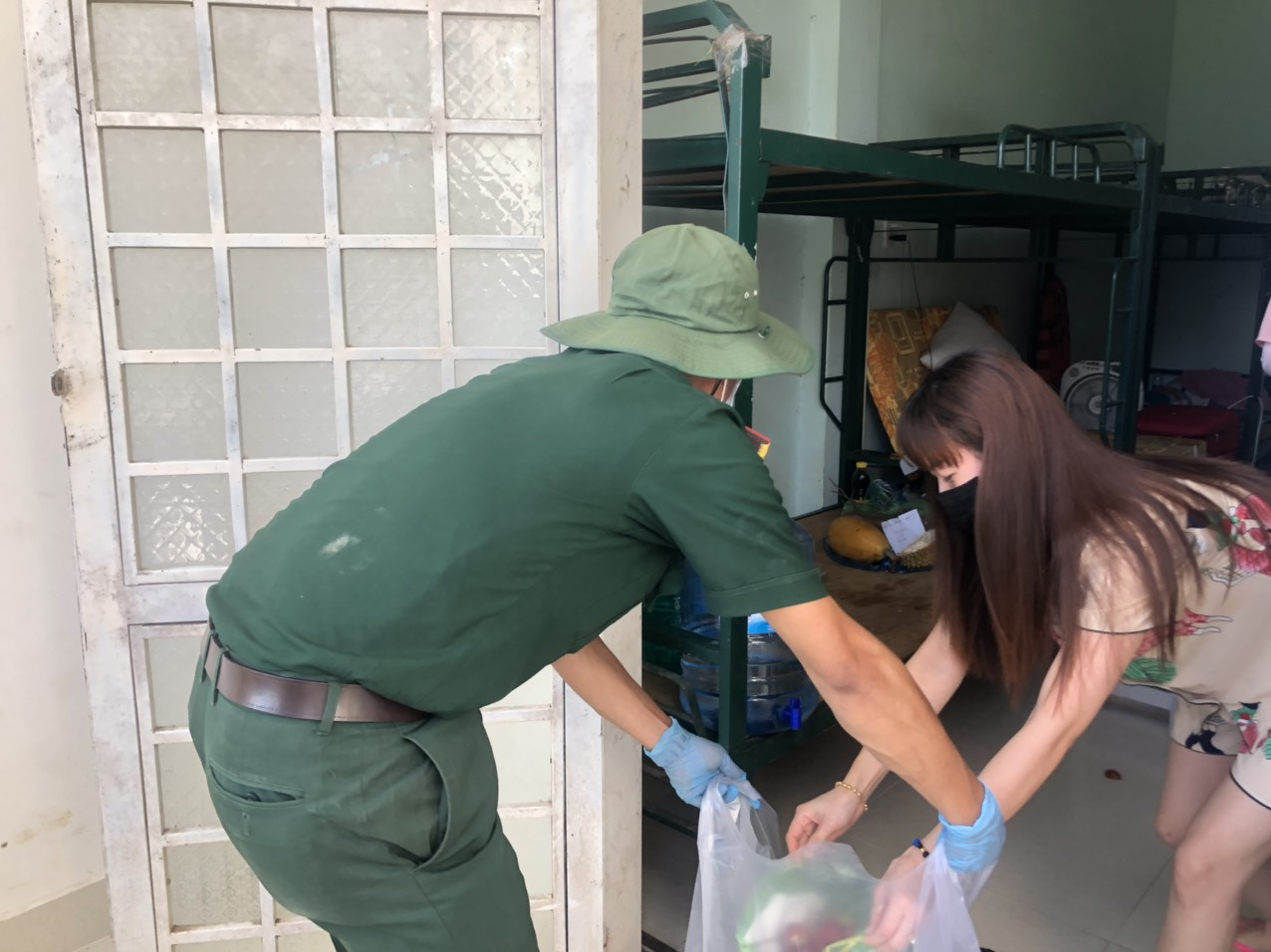 CLIP: Bên trong khu cách ly tại Trường Quân sự TP Cần Thơ như thế nào? - Ảnh 6.