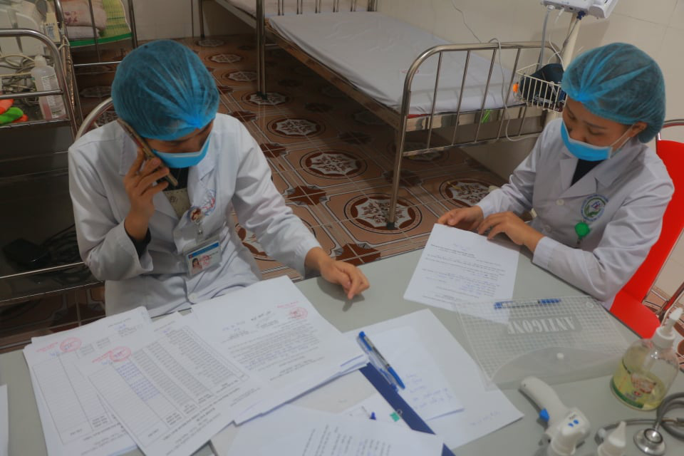 CLIP: Ng&agrave;y đầu hết c&aacute;ch ly, người d&acirc;n x&atilde; Sơn L&ocirc;i đội mưa xin giấy th&ocirc;ng h&agrave;nh để đi l&agrave;m việc - Ảnh 9.