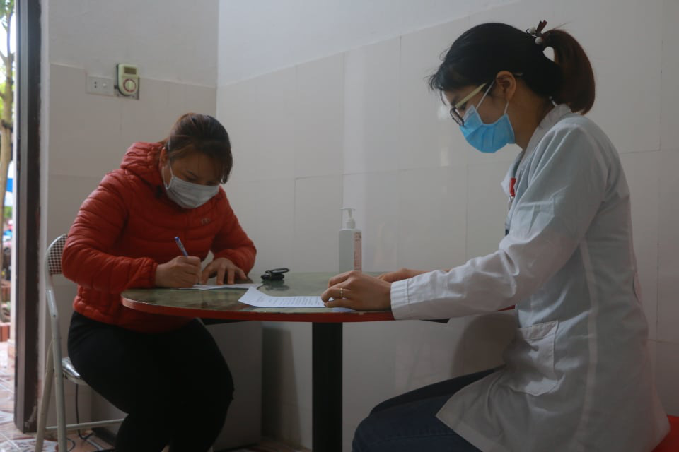 CLIP: Ng&agrave;y đầu hết c&aacute;ch ly, người d&acirc;n x&atilde; Sơn L&ocirc;i đội mưa xin giấy th&ocirc;ng h&agrave;nh để đi l&agrave;m việc - Ảnh 10.