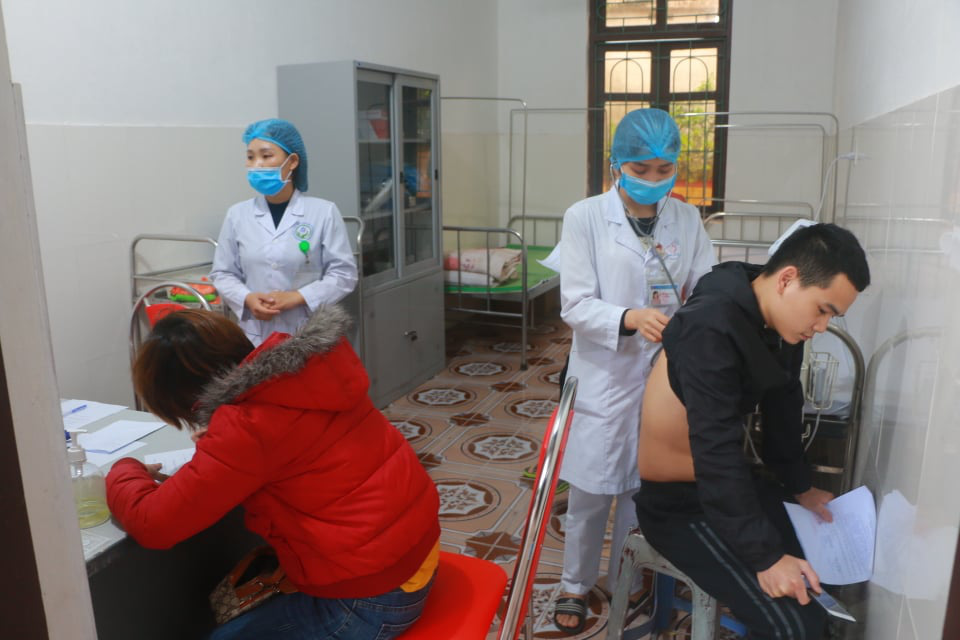 CLIP: Ng&agrave;y đầu hết c&aacute;ch ly, người d&acirc;n x&atilde; Sơn L&ocirc;i đội mưa xin giấy th&ocirc;ng h&agrave;nh để đi l&agrave;m việc - Ảnh 14.