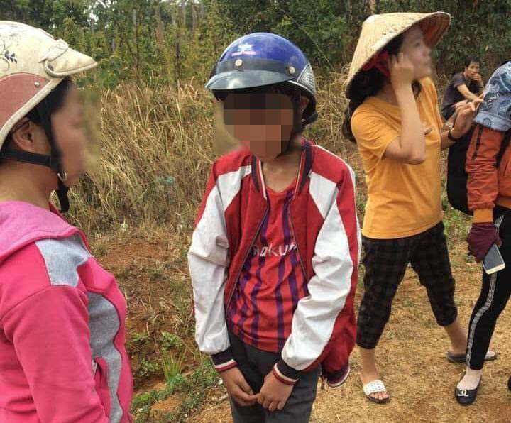 Học sinh lớp 8 d&ugrave;ng dao đe dạo để cướp điện thoại người đi đường - Ảnh 1.