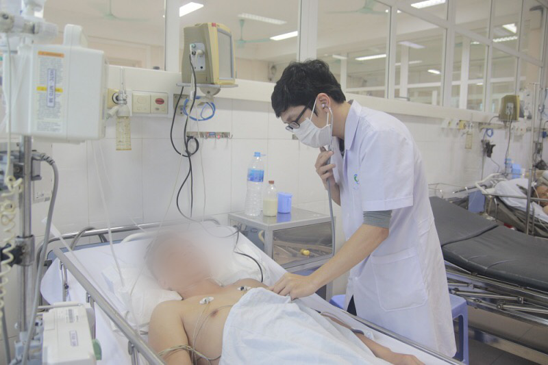 Nam thanh ni&ecirc;n 27 tuổi nguy kịch sau ăn so biển trong bữa li&ecirc;n hoan - Ảnh 1.