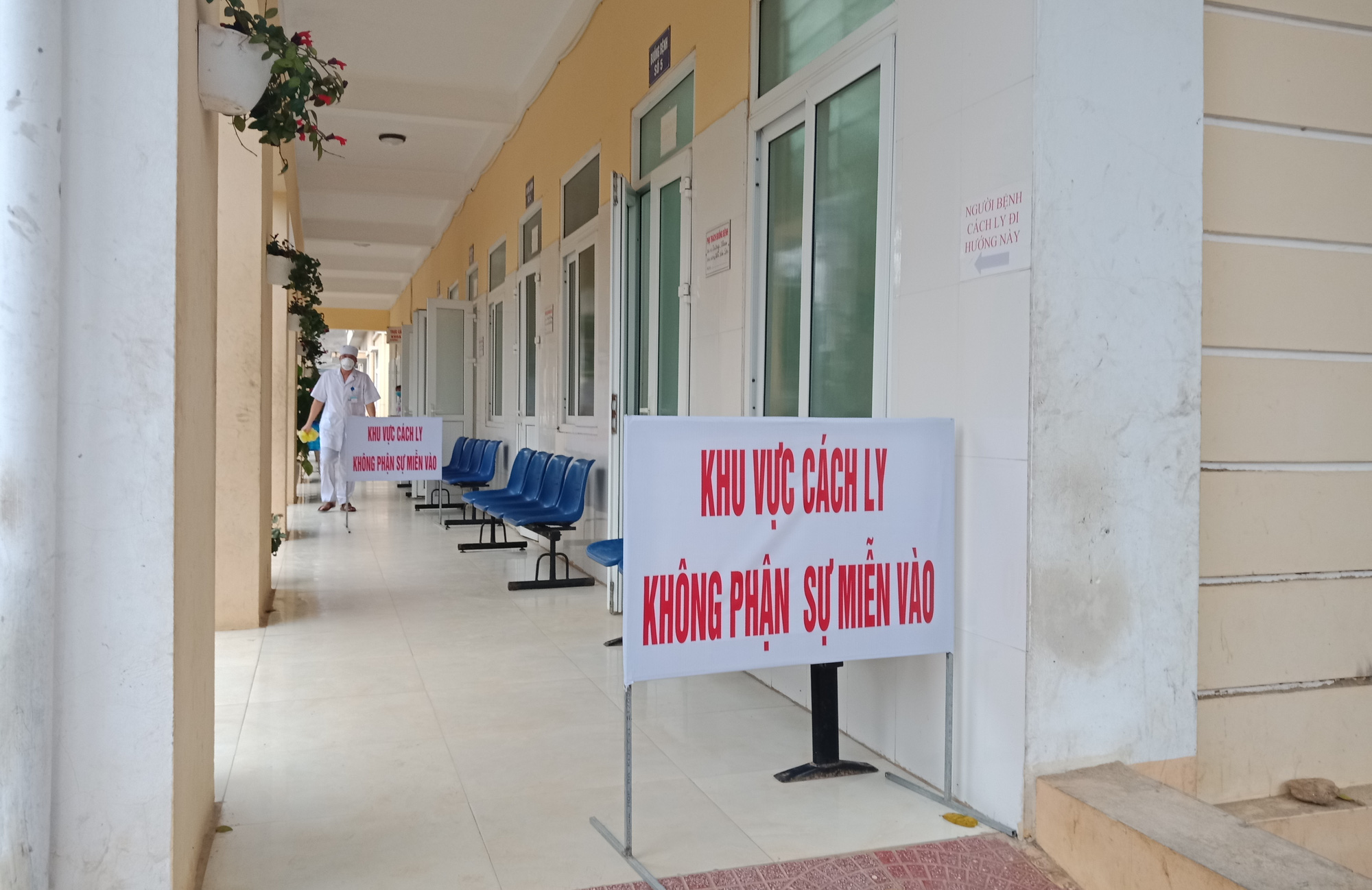 Nam sinh lớp 11 ho, tức ngực ở ng&ocirc;i trường c&oacute; gần 1.000 học sinh theo học - Ảnh 1.