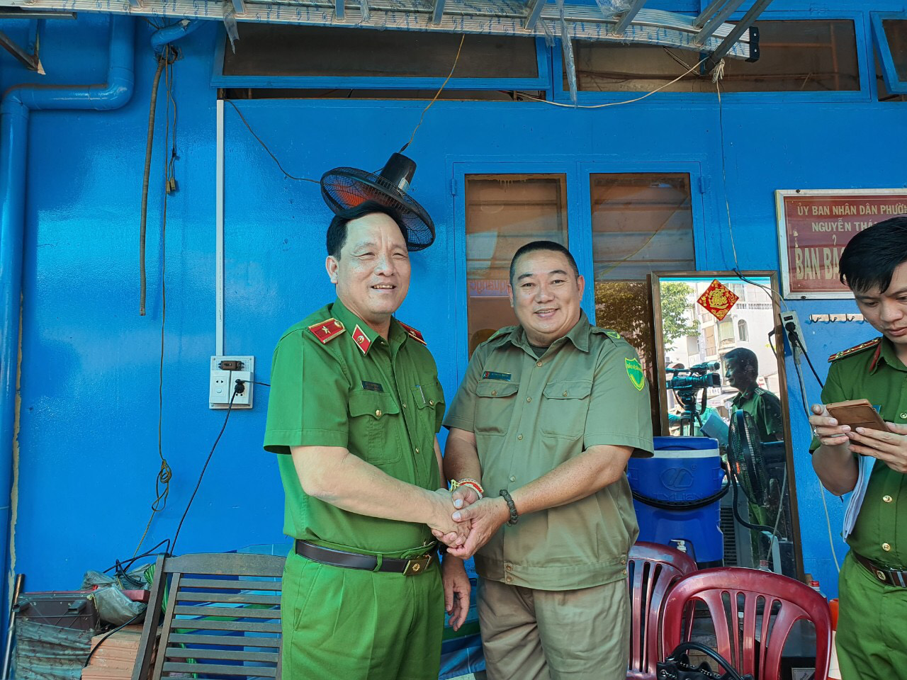 Lực lượng dân phòng luôn có mặt xử lý cháy nổ từ đầu đến khi kết thúc sự cố