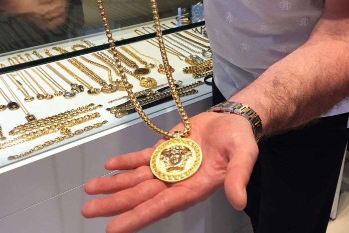 Sử dụng cần câu để đánh cắp vòng cổ Versace