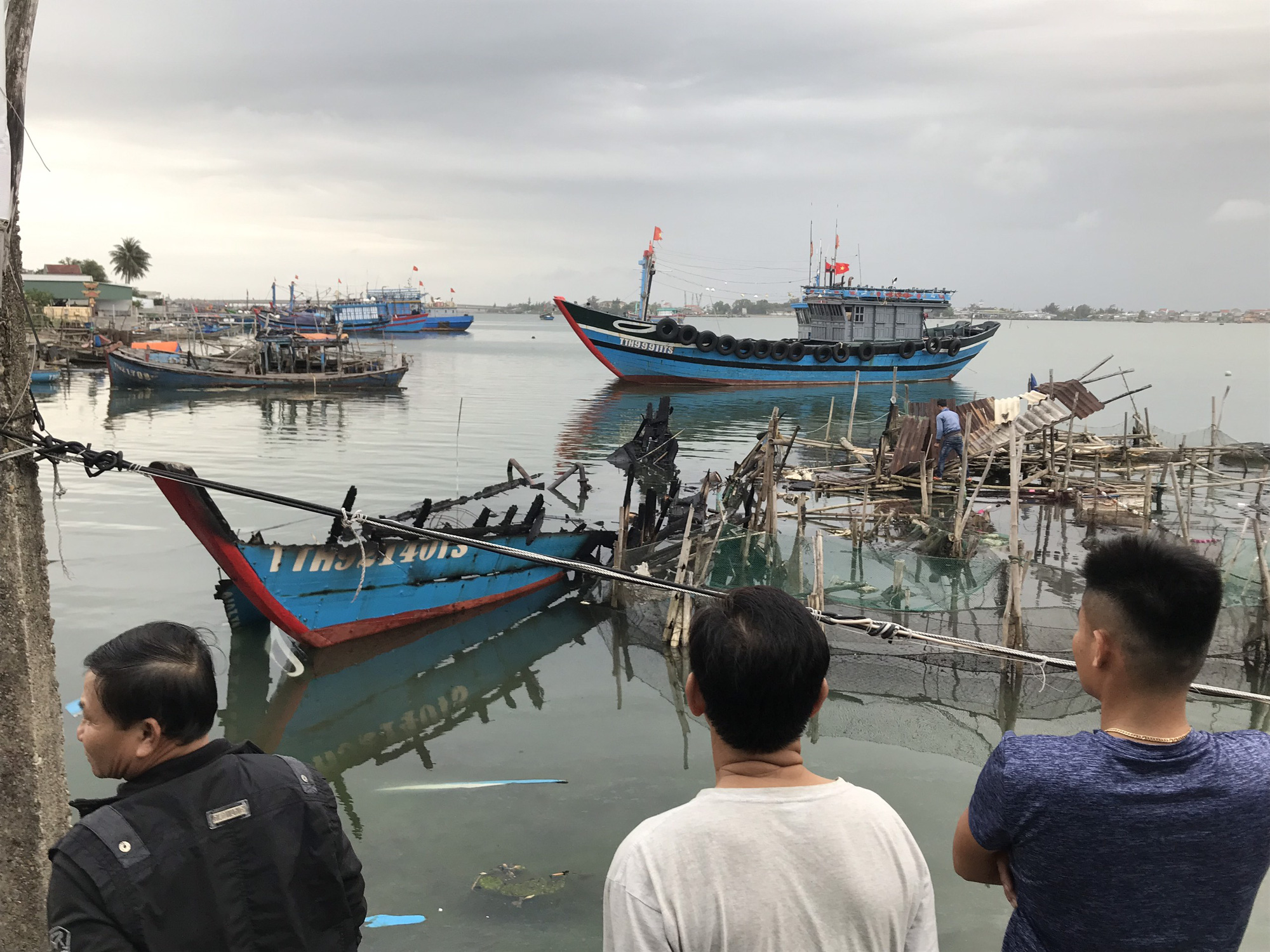 Tàu cá đang neo đậu bốc cháy ngùn ngụt giữa khuya