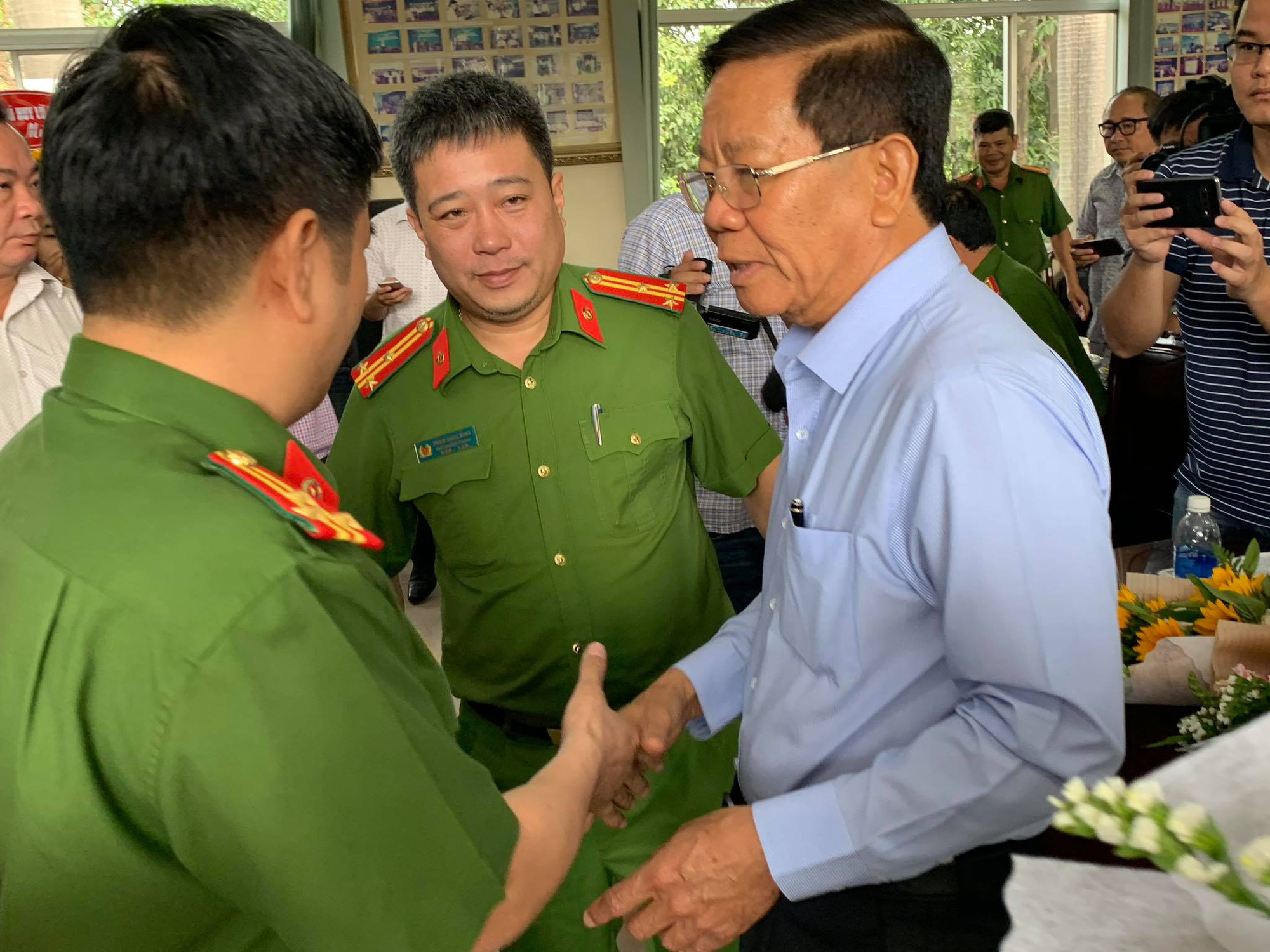 Bộ C&ocirc;ng an ch&iacute;nh thức xin lỗi 2 doanh nh&acirc;n bị bắt oan ở B&igrave;nh Dương - Ảnh 4.