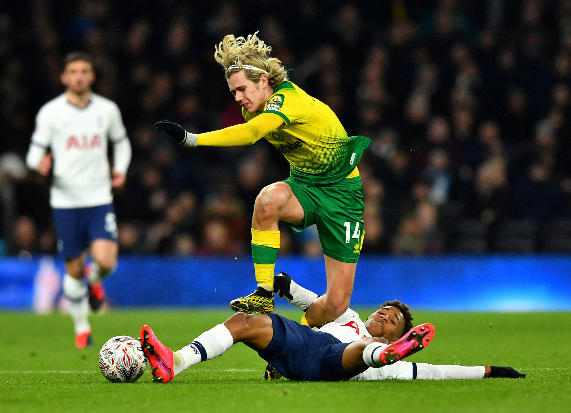 Người nhện thành tội đồ, Tottenham bị loại sốc ở FA Cup - Ảnh 2.