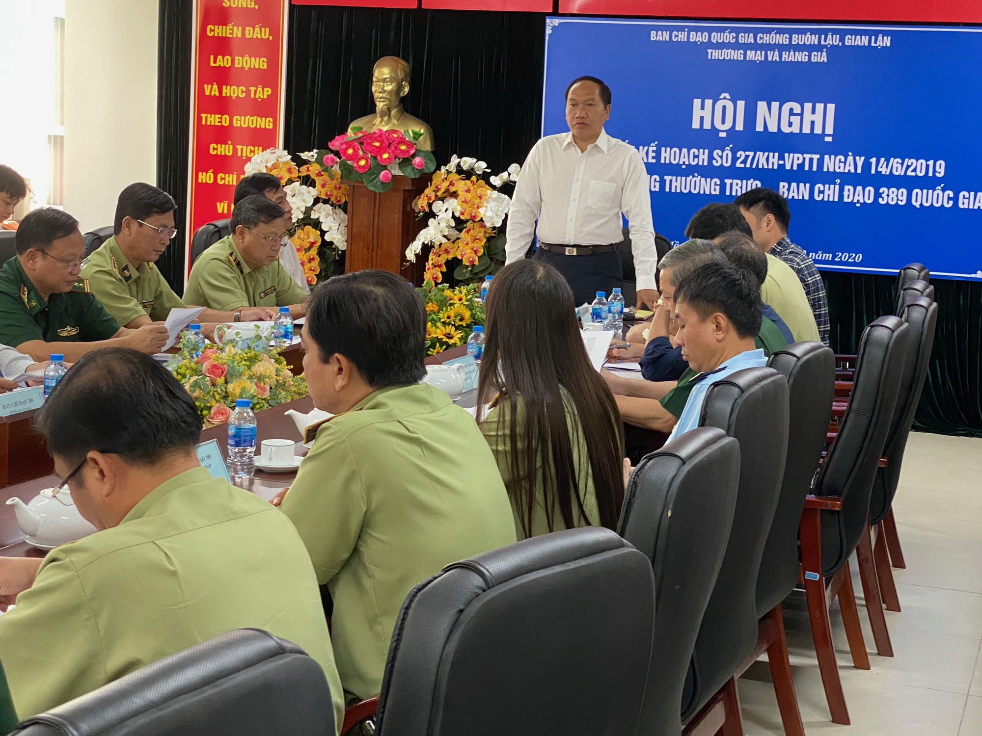 Chống bu&ocirc;n lậu khẩu trang trong m&ugrave;a dịch Covid-19 - Ảnh 1.