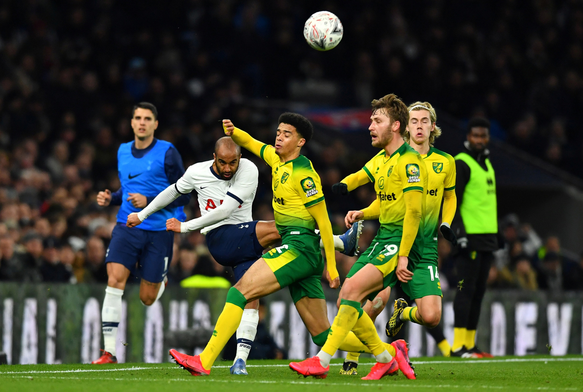 "Người nhện" thành tội đồ, Tottenham bị loại sốc ở FA Cup