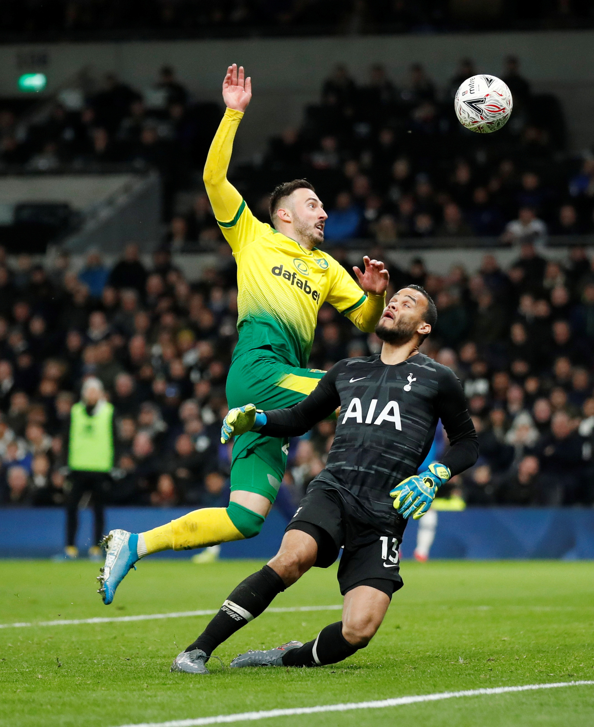 Người nhện thành tội đồ, Tottenham bị loại sốc ở FA Cup - Ảnh 1.