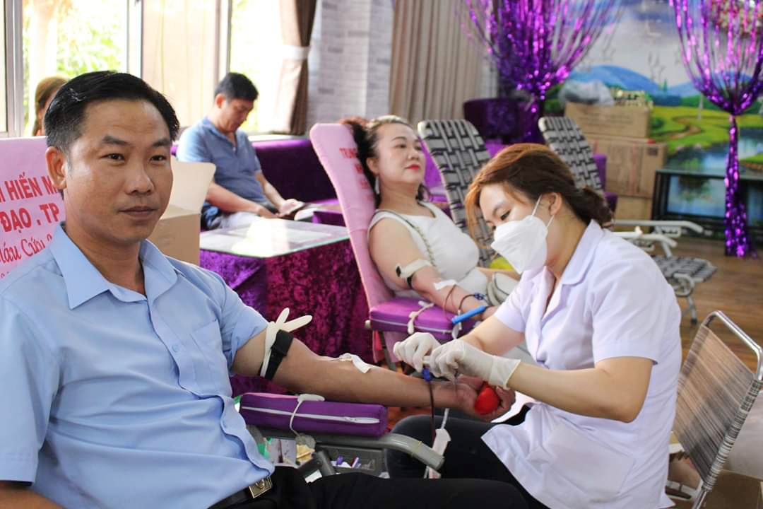 CNVC-LĐ tích cực hiến máu cứu người
