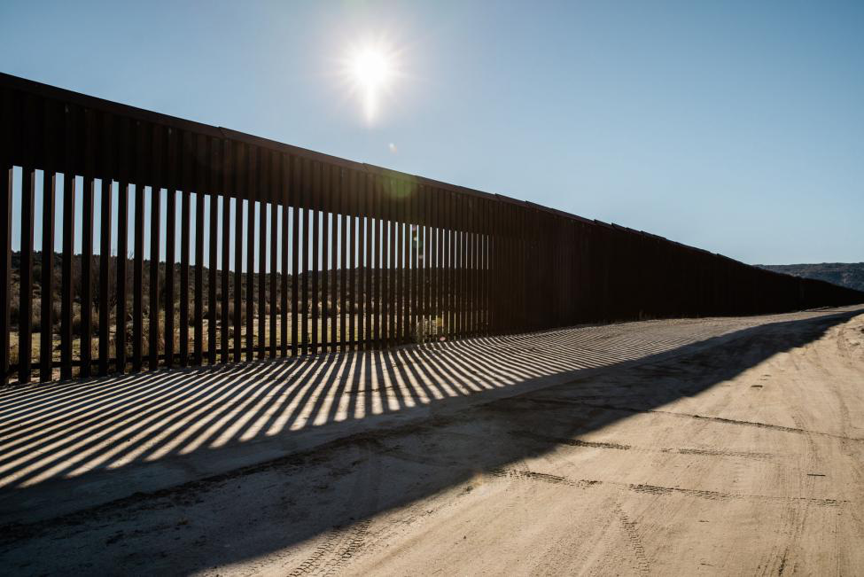 19 bang kiện Tổng thống Trump vì tiền xây tường biên giới