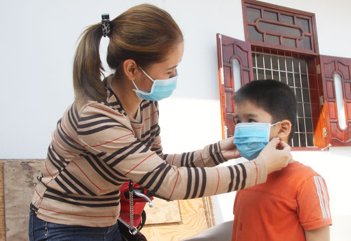 Phụ huynh đâu phải là chuyên gia y tế, sao lại hỏi họ việc đeo hay không đeo khẩu trang?