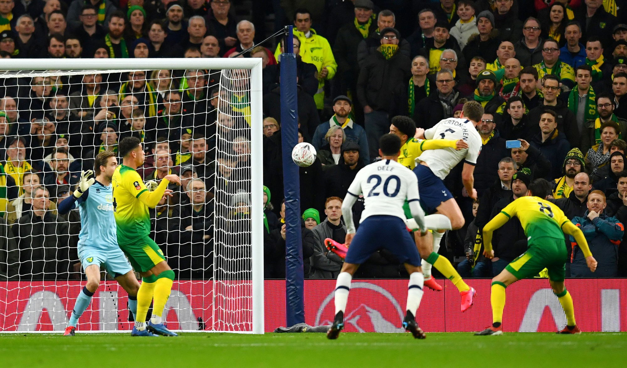 Người nhện thành tội đồ, Tottenham bị loại sốc ở FA Cup - Ảnh 3.