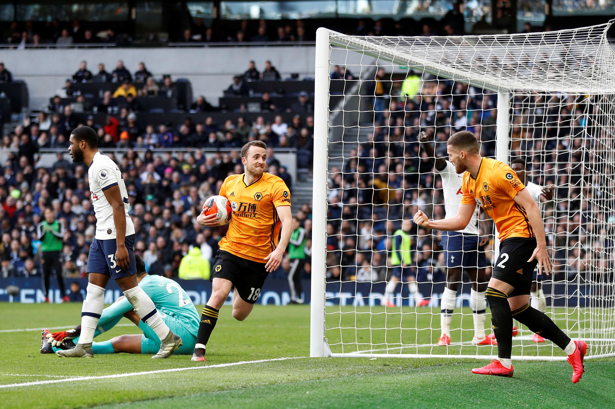 Wolverhampton đang viết lại lịch sử