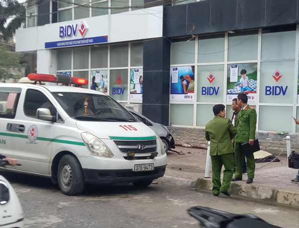 Rơi từ tầng 13 t&ograve;a nh&agrave; xuống tr&uacute;ng v&agrave;o xe &ocirc;t&ocirc;, nam thanh ni&ecirc;n tử vong tại chỗ - Ảnh 1.