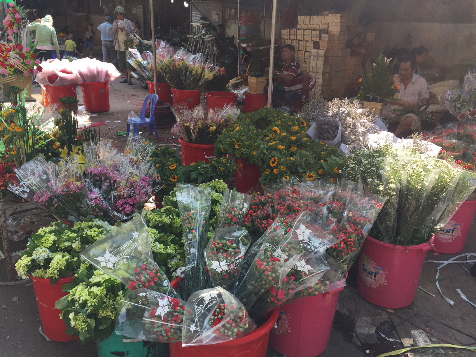 Người kinh doanh hoa kh&oacute;c r&ograve;ng d&ugrave; sắp tới lễ 8-3 - Ảnh 1.