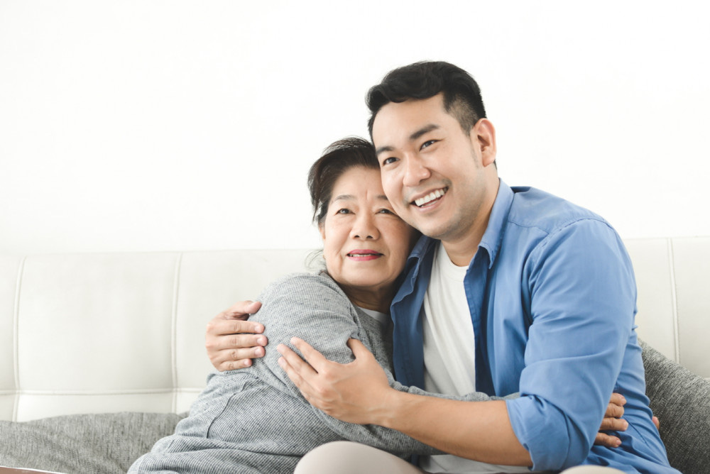 Mẹ bu chặt con