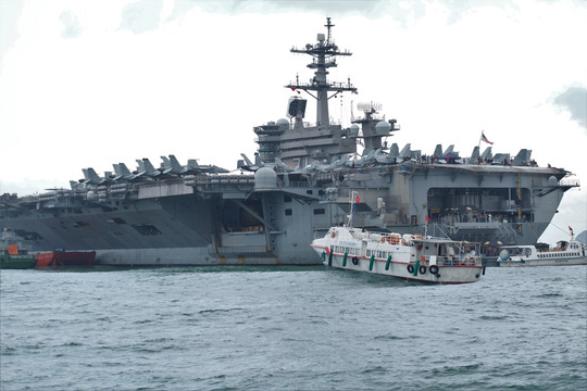 Cận cảnh tàu sân bay USS Theodore Roosevelt neo đậu vịnh Đà Nẵng
