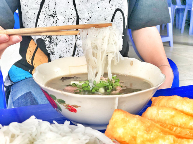Độc lạ: Vì sao người miền Tây đã ăn cháo lòng còn kèm với bún?