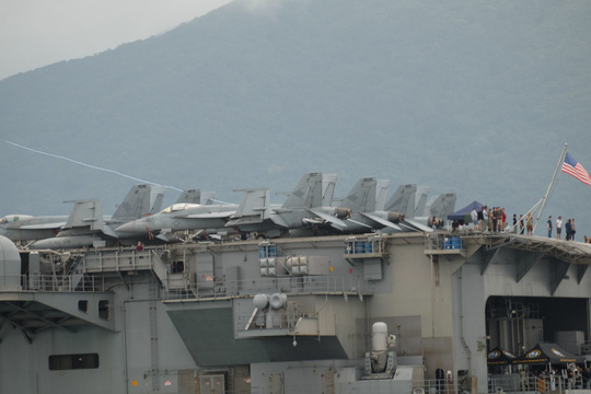 Cận cảnh tàu sân bay USS Theodore Roosevelt neo đậu vịnh Đà Nẵng - Ảnh 14.
