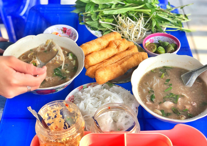 Độc lạ: V&igrave; sao người miền T&acirc;y đ&atilde; ăn ch&aacute;o l&ograve;ng c&ograve;n k&egrave;m với b&uacute;n? - Ảnh 5.