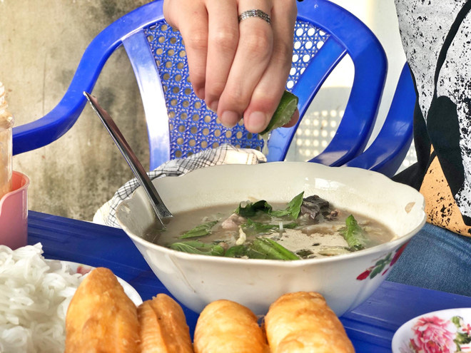 Độc lạ: V&igrave; sao người miền T&acirc;y đ&atilde; ăn ch&aacute;o l&ograve;ng c&ograve;n k&egrave;m với b&uacute;n? - Ảnh 3.