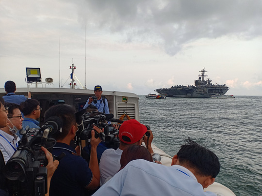 Cận cảnh tàu sân bay USS Theodore Roosevelt neo đậu vịnh Đà Nẵng - Ảnh 10.
