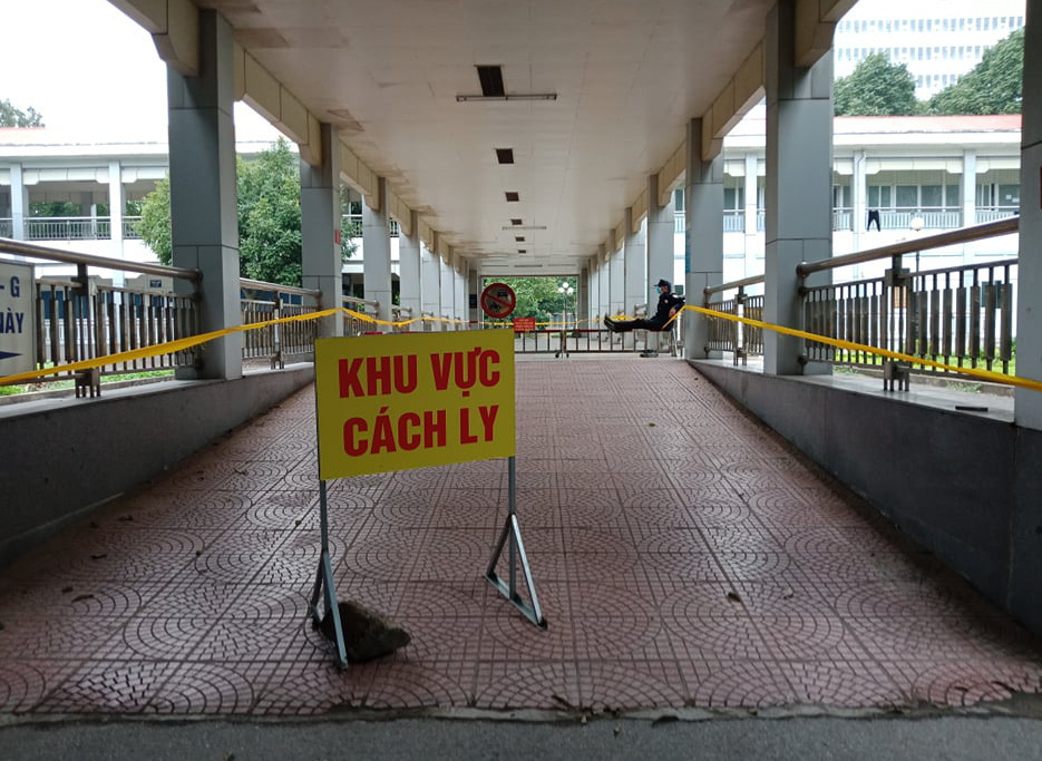 Hơn 600 người Ninh B&igrave;nh tới Bệnh viện Bạch Mai kh&aacute;m chữa bệnh - Ảnh 1.