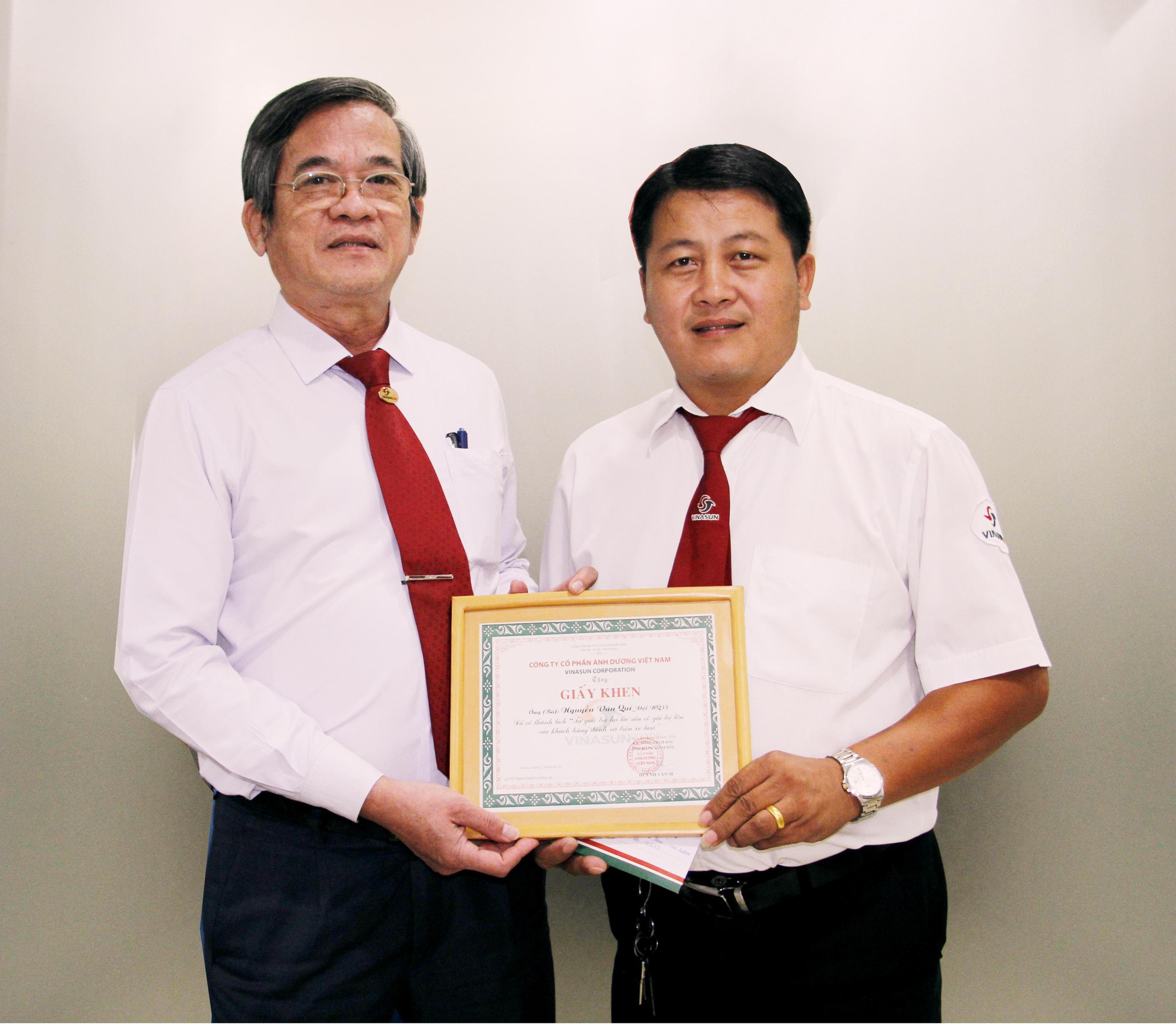 Tuyên dương tài xế trả lại tài sản cho khách