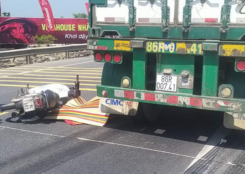 Quảng Nam: Va chạm với container, người phụ nữ tử vong