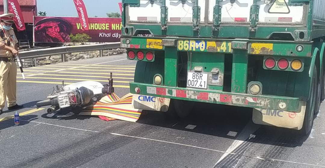 Quảng Nam: Va chạm với container, người phụ nữ tử vong - Ảnh 1.