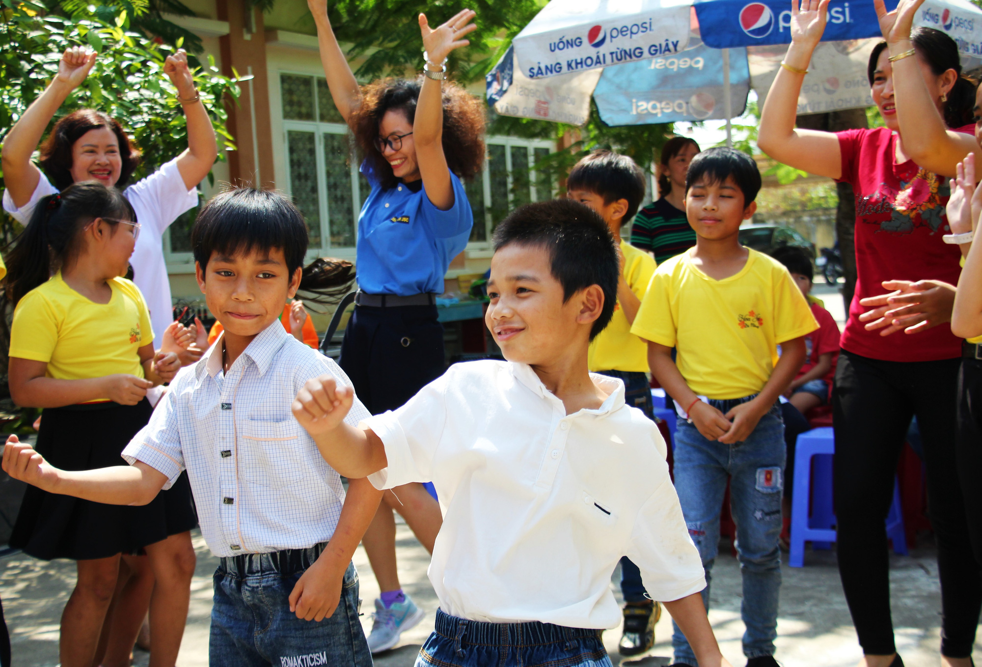 Nữ hải qu&acirc;n tr&ecirc;n t&agrave;u s&acirc;n bay Mỹ kể lại việc tập h&aacute;t Để mị n&oacute;i cho m&agrave; nghe - Ảnh 3.