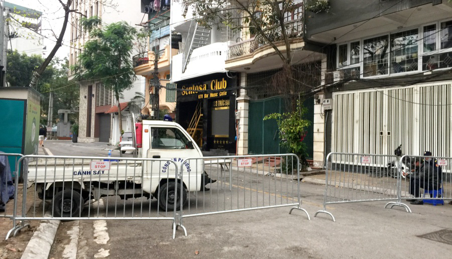 CLIP: S&aacute;ng ng&agrave;y đầu ti&ecirc;n c&aacute;ch ly nghi&ecirc;m ngặt phố Tr&uacute;c Bạch nơi c&oacute; ca Covid-19 thứ 17 - Ảnh 4.