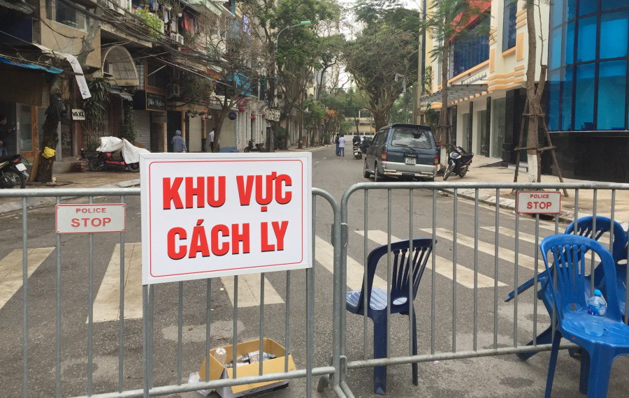 CLIP: S&aacute;ng ng&agrave;y đầu ti&ecirc;n c&aacute;ch ly nghi&ecirc;m ngặt phố Tr&uacute;c Bạch nơi c&oacute; ca Covid-19 thứ 17 - Ảnh 2.