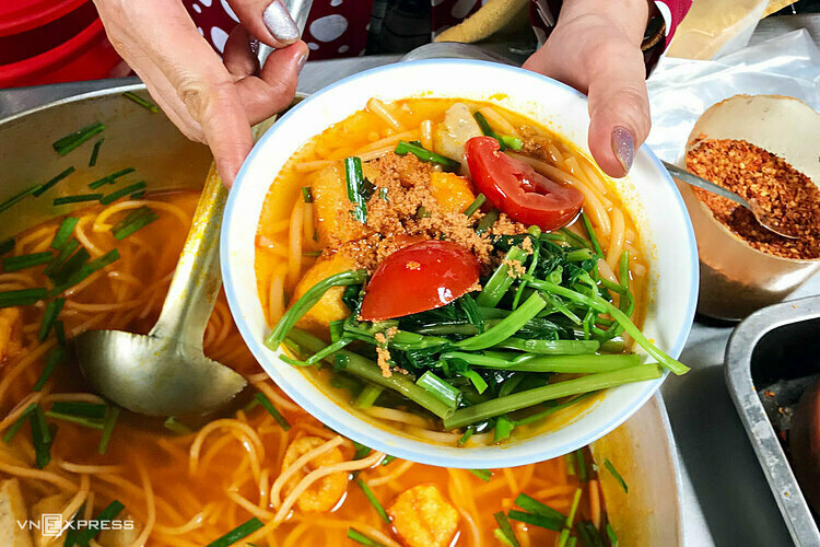 Canh bún hai miền