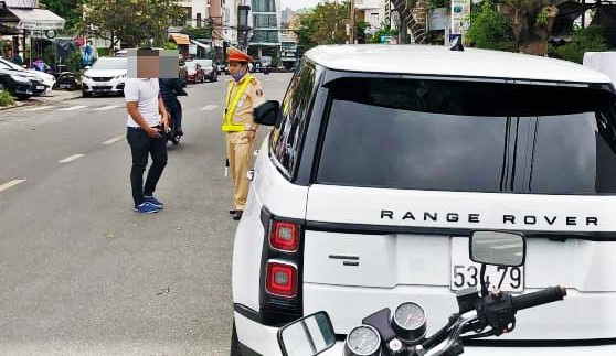 Tự lắp biển số vào xe sang, tài xế bị phạt 22,5 triệu đồng